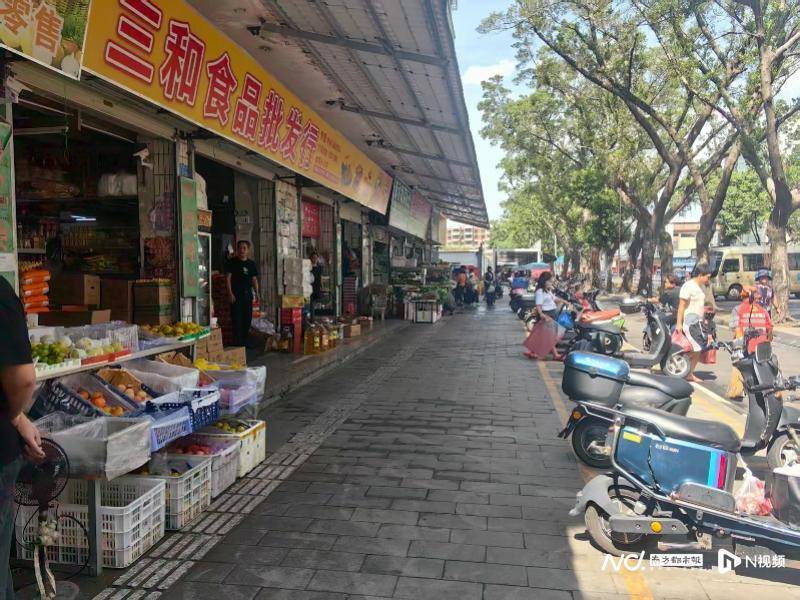 深圳一菜场拥堵逼顾客绕圈！社区把办公室“搬”到摊贩中间