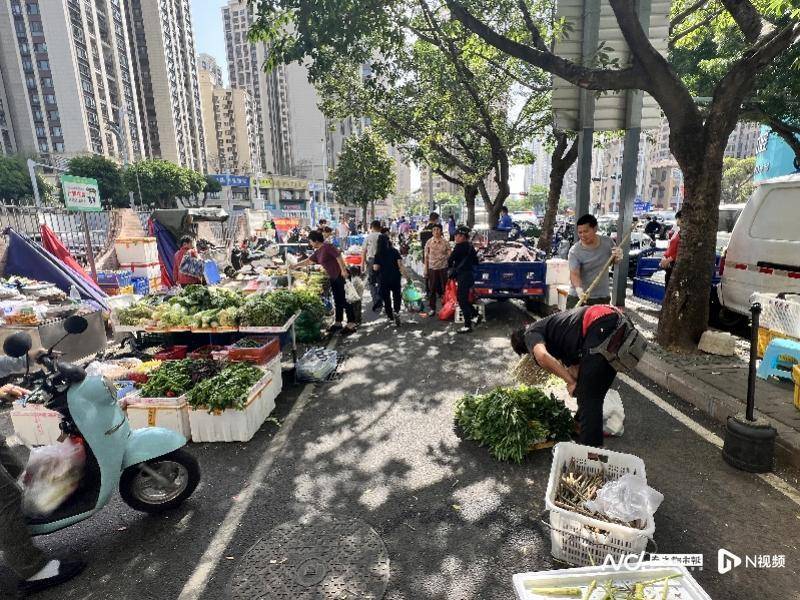 深圳一菜场拥堵逼顾客绕圈！社区把办公室“搬”到摊贩中间