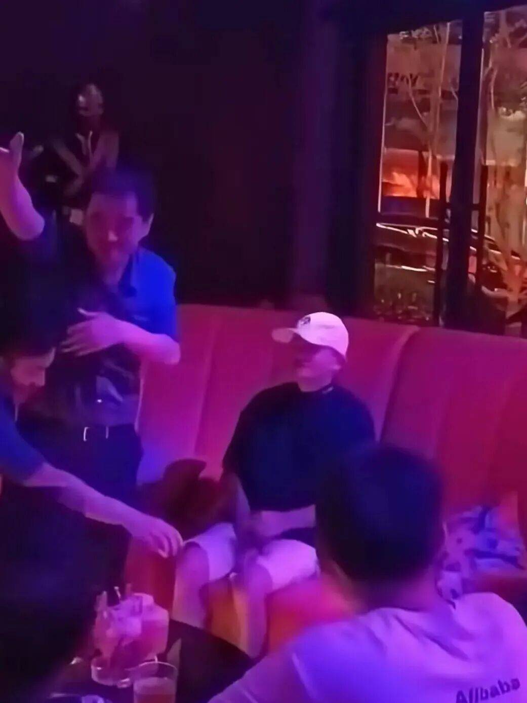 马云泡吧，刘强东炒菜，就差王兴了
