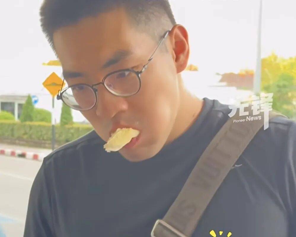 登机前5人狂吃11斤榴莲，飞机上打嗝都是榴莲味，以至乘客投诉“有人偷带榴莲上飞机”
