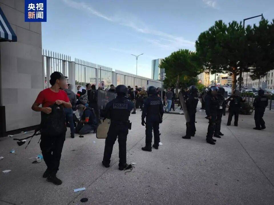 法国逾50万人罢工反对政府财政紧缩方案，法国动员8万警察和宪兵、部署72支机动部队以及水炮车应对 -华闻时空