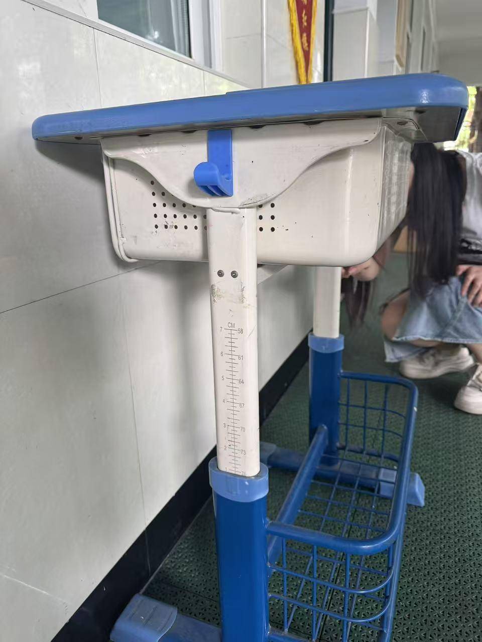 一下蹿高5厘米，杭州初二男生开学喊背疼！妈妈意外发现：竟和课桌椅有关