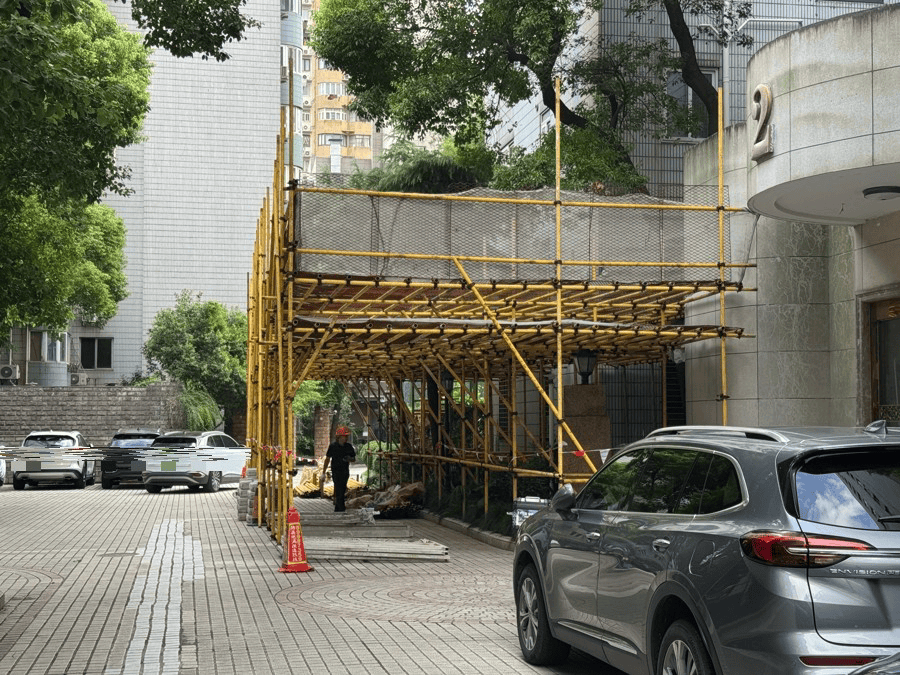 太吓人！上海一小区外墙瓷砖从32楼落下，9辆车被砸得面目全非，居民：不是第一次