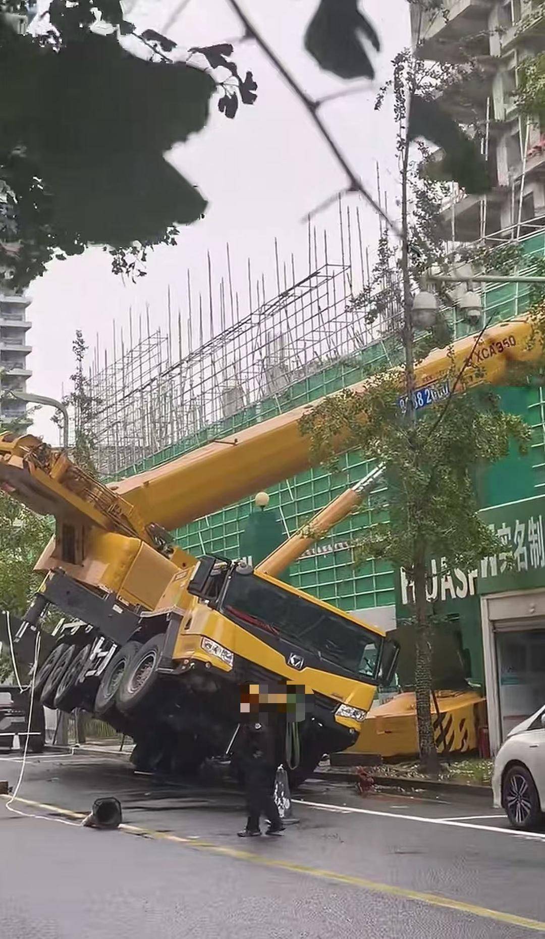 成都武侯区群众路附近一在建工地吊车侧翻 街道办：无人员伤亡