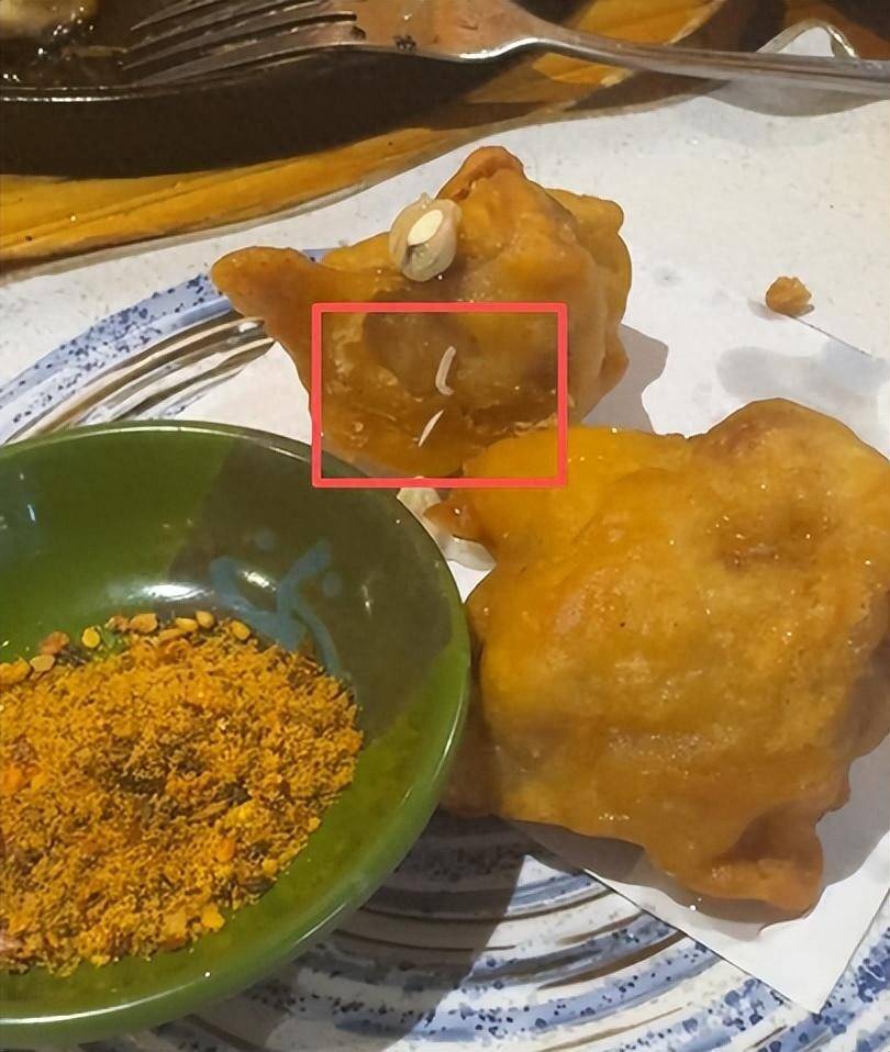 网友称在上海一日料店里吃出蛆虫还在蠕动，领班自掏腰包赔偿500元，商家回应:可能是从其他地方爬上去的
