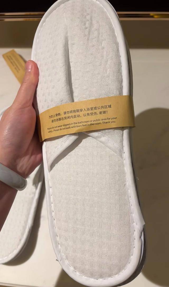 常州一万豪酒店被曝拖鞋系回收后重复使用,卫监所介入调查 常州一万豪酒店被曝拖鞋系回收后重复使用,卫监所介入调查