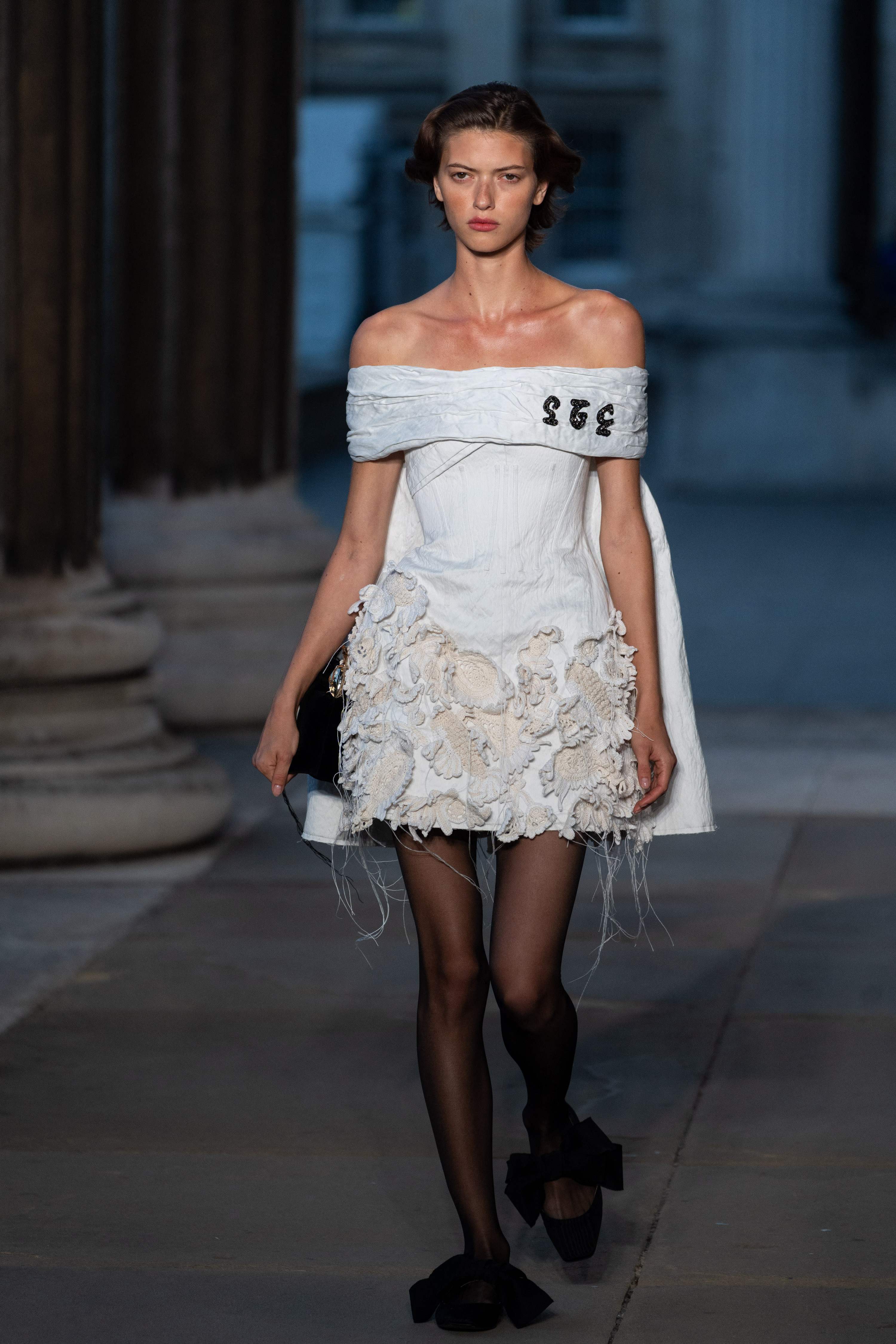 新华社/法新9月21日,模特在英国伦敦时装周上展示erdem品牌的2026