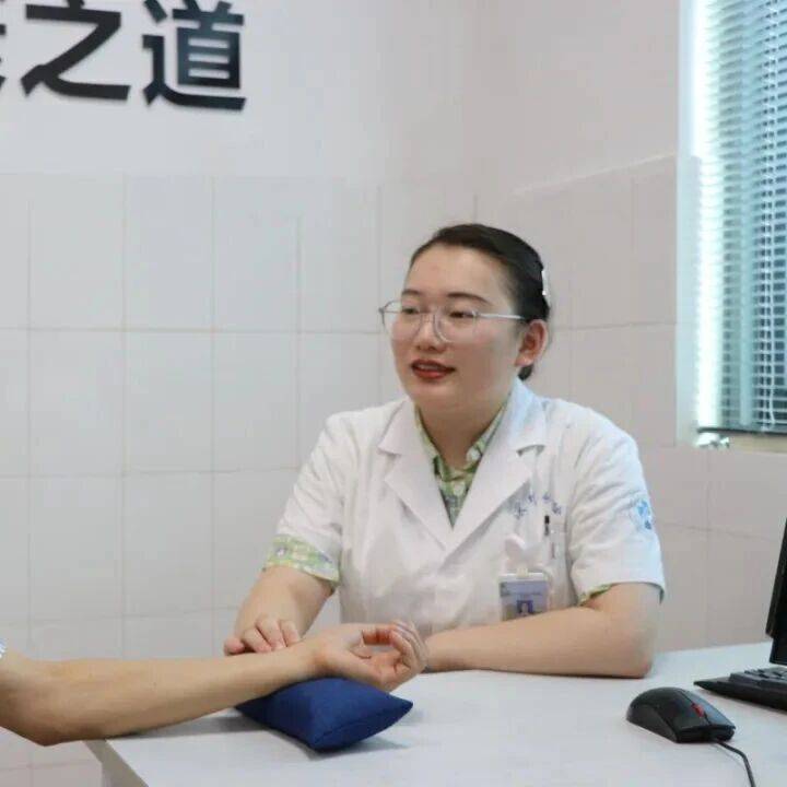 年轻女中医逆行山路,把“中医阁”开进偏远山坳_陈康利_村民_陈医生