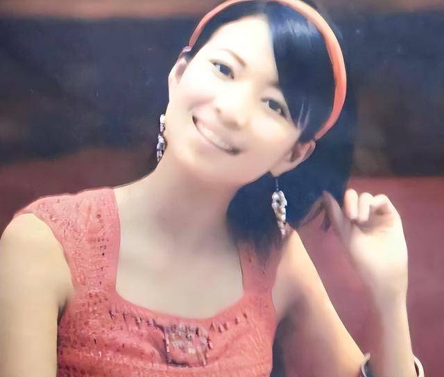 她曾是上海台主持人，如今在仓库打包卖水果，单身带儿子独自生活