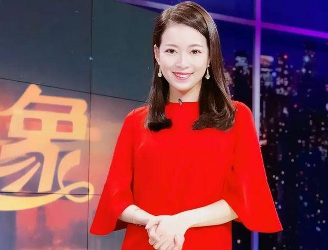 她曾是上海台主持人，如今在仓库打包卖水果，单身带儿子独自生活