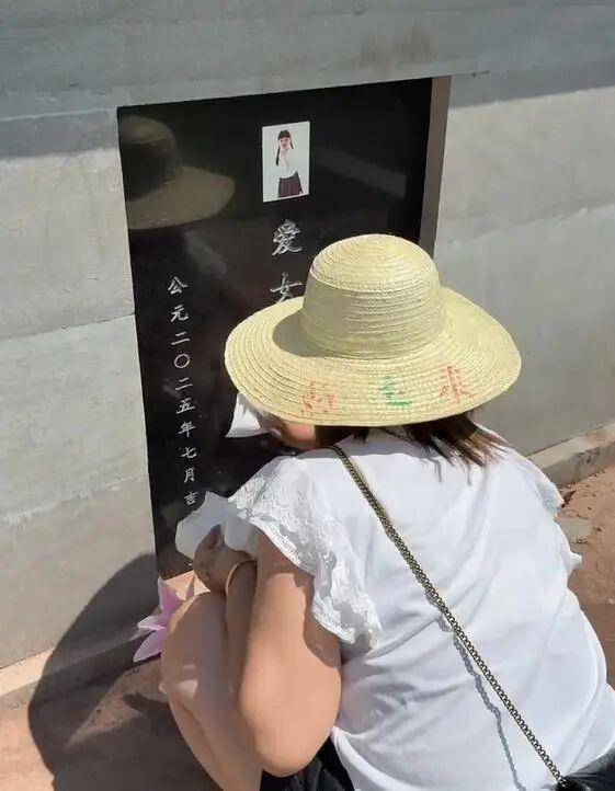 8岁女孩被邻居带去长江游泳溺亡，家人起诉索赔109万元案件开庭，女孩母亲：面对证据邻居全面否认