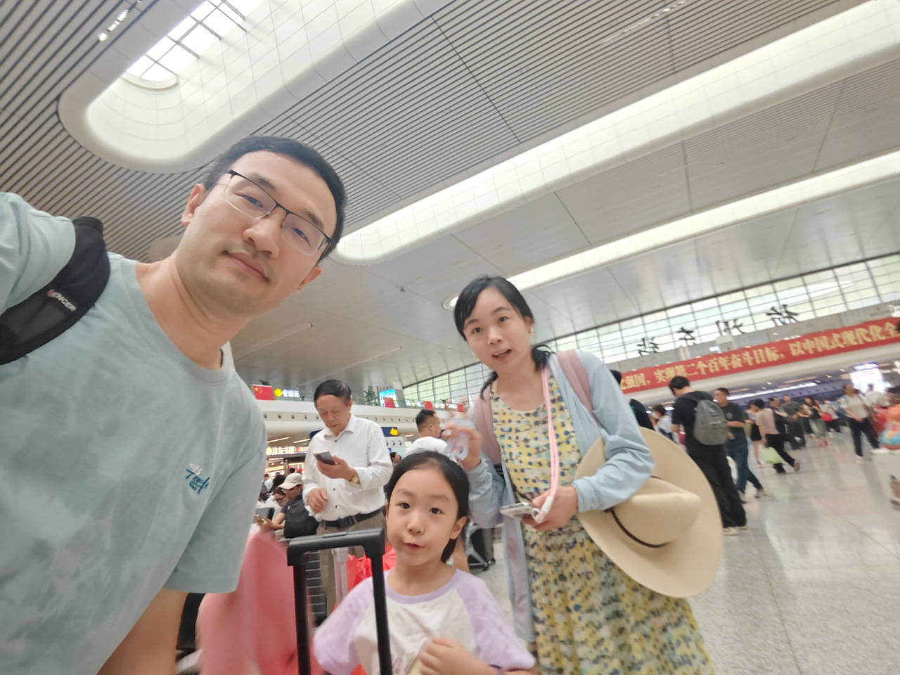 全杭州的娃都出动了？这是刚刚的火车东站！秋假大军即将席卷全国