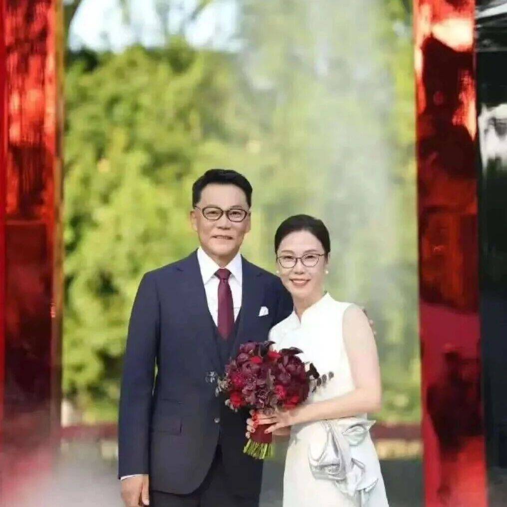 张丹红婚后首度回应与李国庆恋情:30年前因百万债务拒绝李国庆求婚系谣言,从未介入他的上一段婚姻,不会参与他的商业活动_德国_新闻_婚礼
