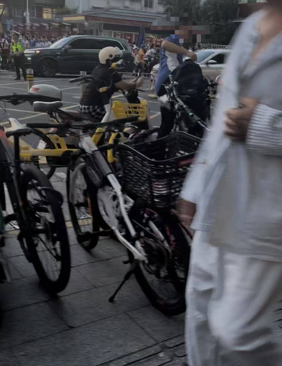 深圳一医院门口被指“举步维艰”！整治后记者实探:仍很堵