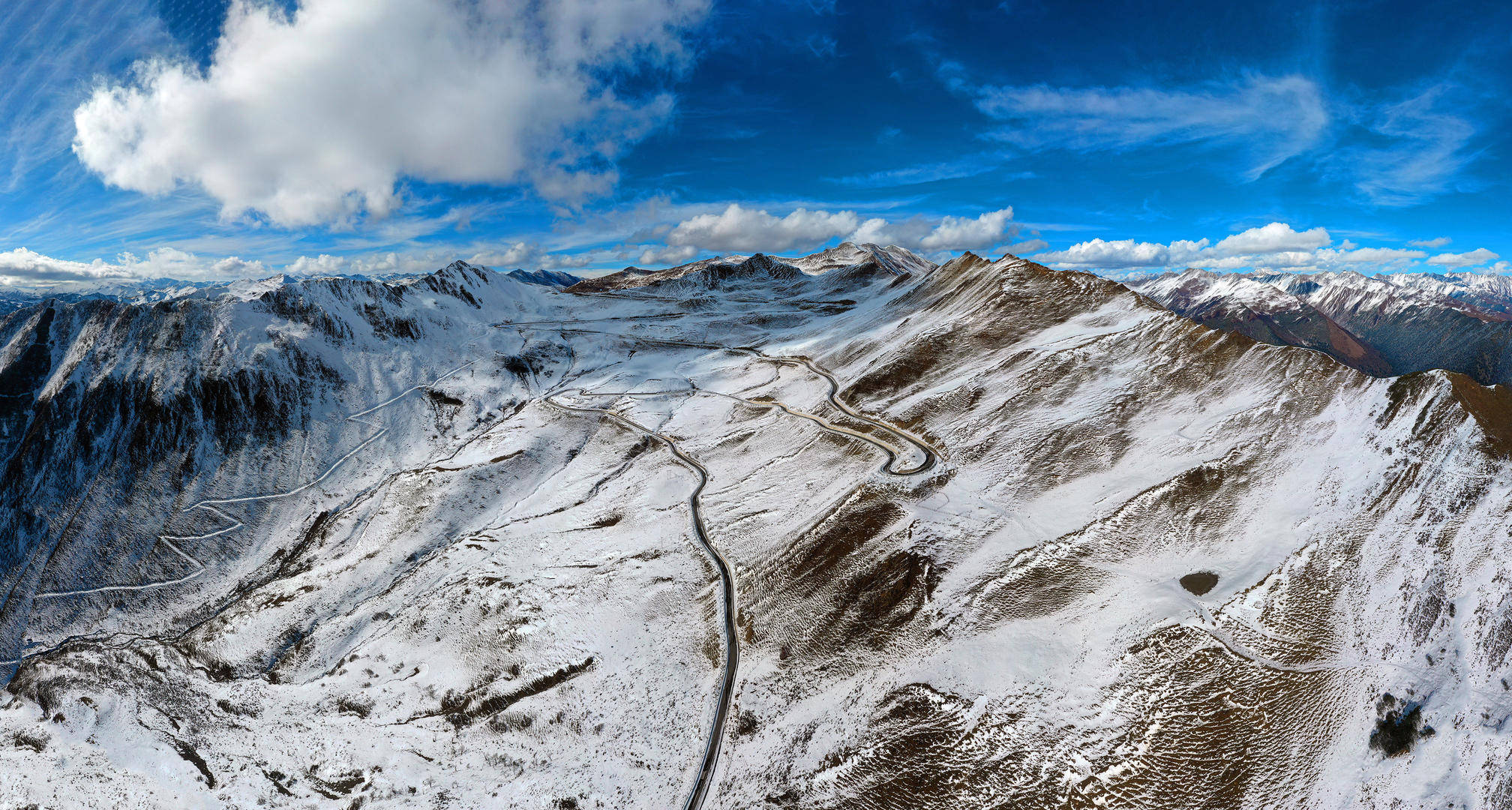 国道351线夹金山隧道建成，10月1日开放试运行，翻越夹金山仅需10分钟