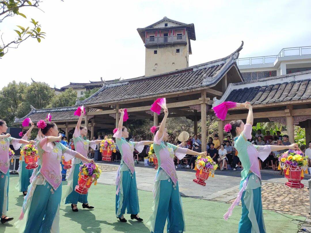 唱出人民群众对美好生活的由衷赞美;民俗歌舞《采茶扑蝶》以灵动舞步