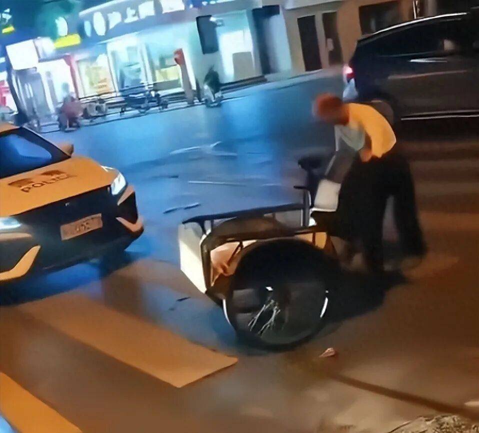 网友发视频“老人夜晚推三轮阻拦警车”，警方回应：老人醉了，民警欲送其回家遭拒