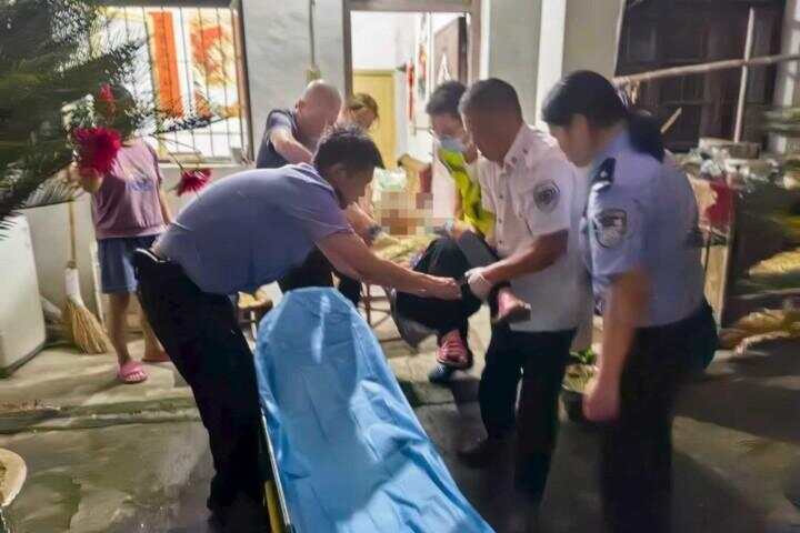 浴室灯亮了一天一夜邻居报警 救下被困21小时老人