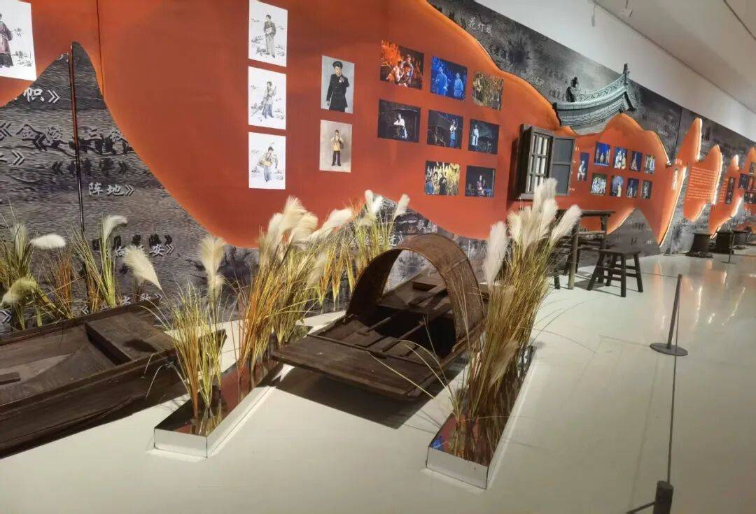 展览推介 | 《纪念抗战胜利八十周年舞台美术作品展》山东站启幕 烽火艺术再现峥嵘