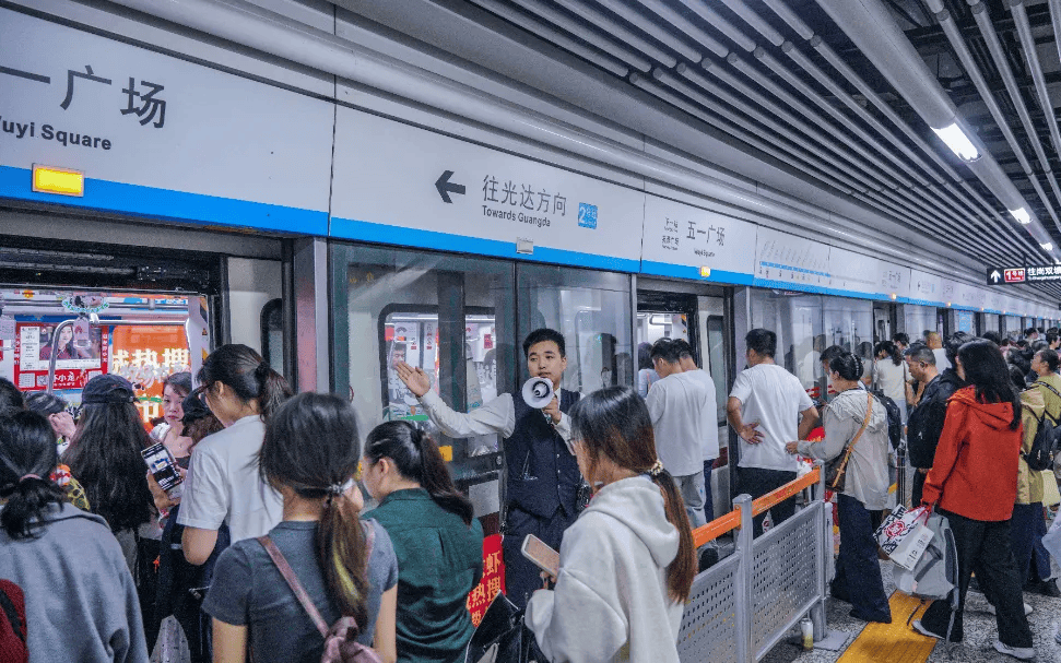 长沙宠你！加开列车！加开地铁！加开公交！
