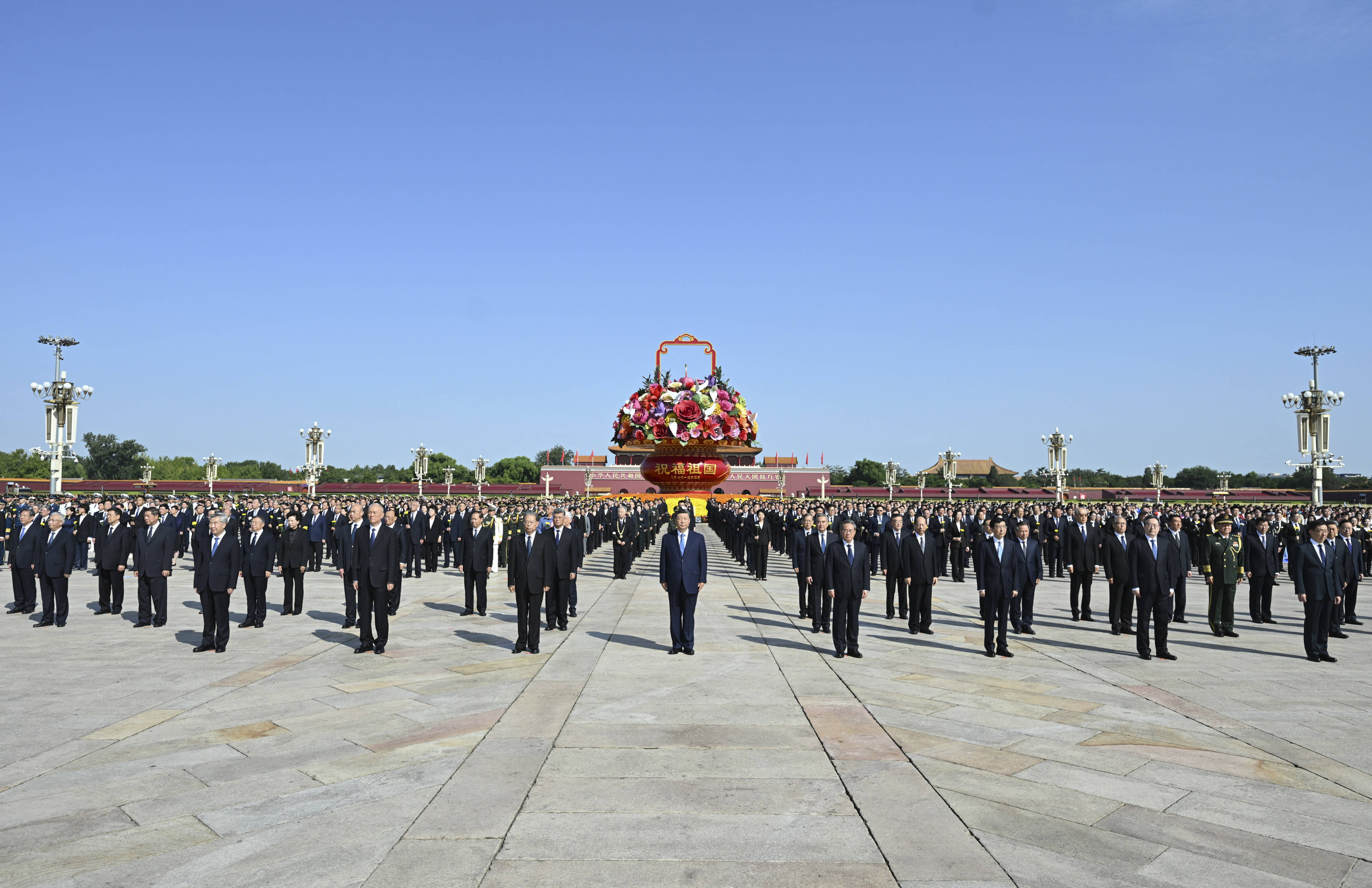 习近平等党和国家领导人出席烈士纪念日向人民英雄敬献花篮仪式