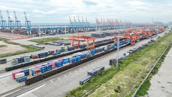 西部陆海新通道今年前三季度运输货物同比增长70．3％