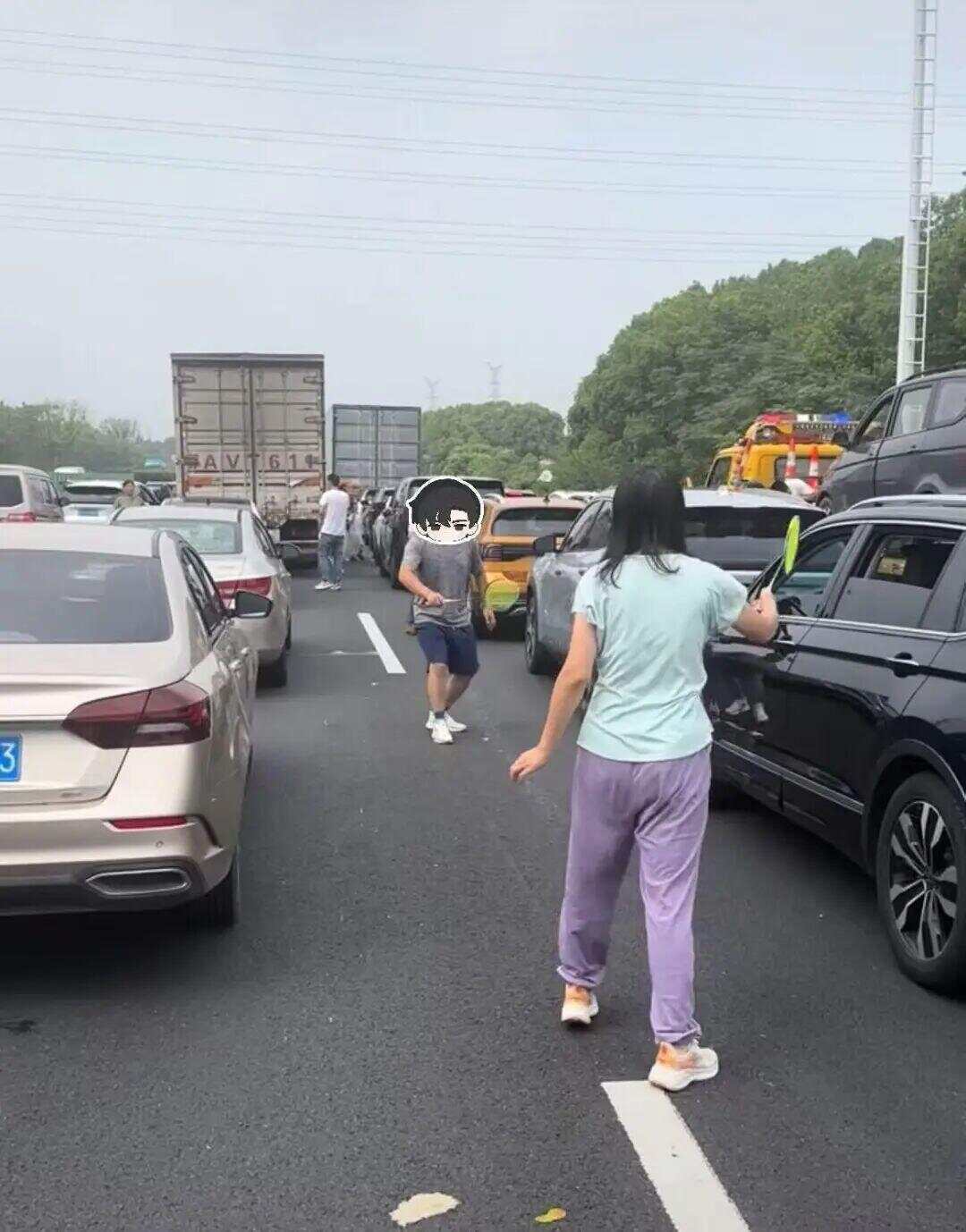 假期高速堵车堵出松弛感