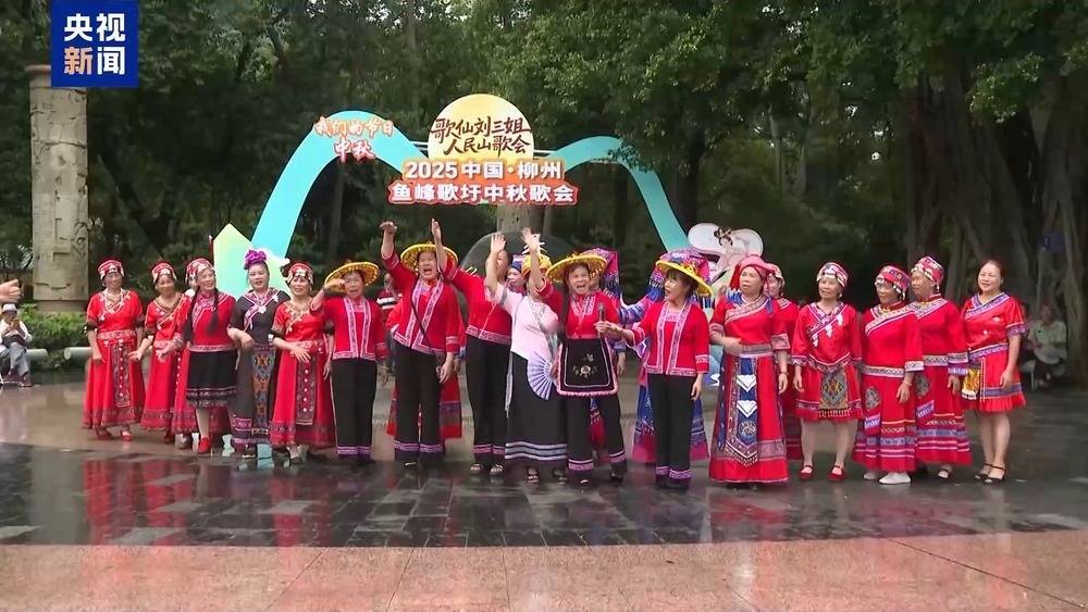 节日氛围感拉满 各地打造文旅消费新场景