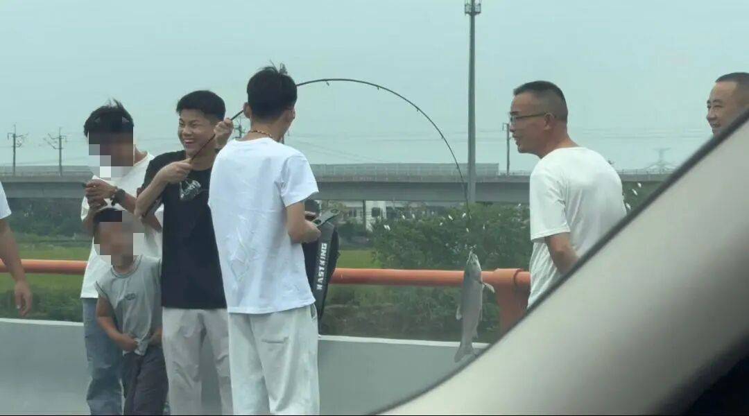 男子高速遇堵车下车钓鱼，首竿即中！开怀大笑：“鱼送路人了”