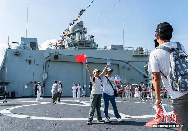 登军舰庆国庆 中国海军与香港市民“双向奔赴”
