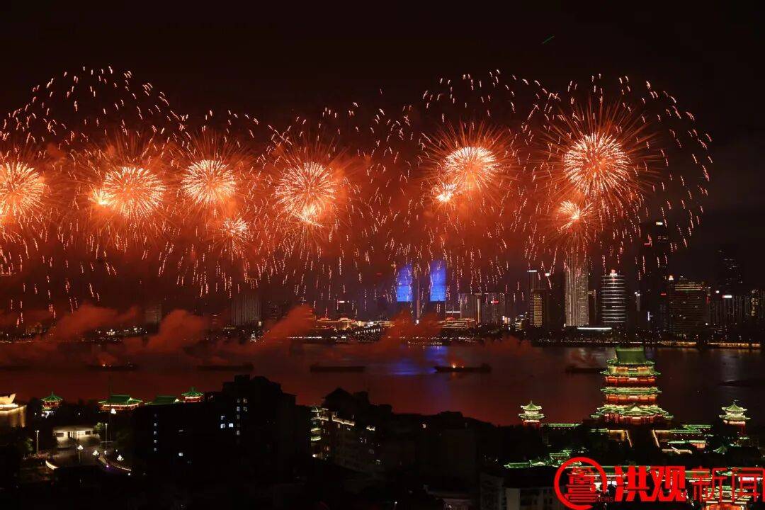 全网刷屏！这场烟花，有“亿点点”震撼！