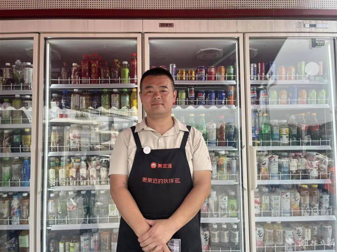 武汉便利店哥请游客喝水，收到匿名转账1000元！