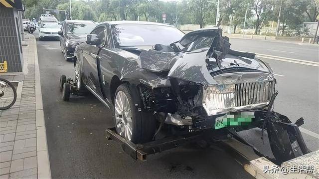 知名车评人陈震开劳斯莱斯发生车祸？交警：事故发生在下午3时许，正处理中