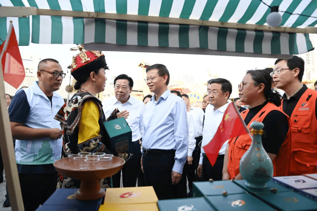 新任辽宁省委书记许昆林，和省长王新伟一同外出检查