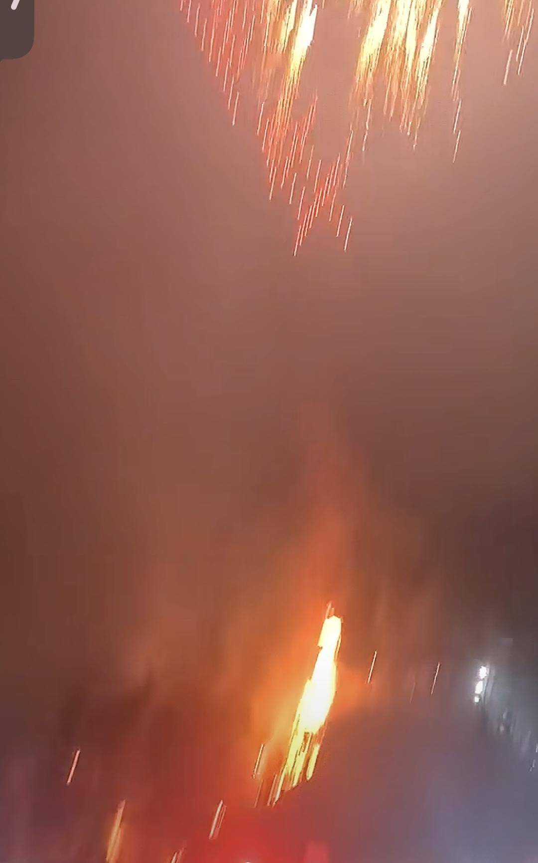 浏阳烟花秀火星掉落引发火灾，当地：迅速处置，无人员伤亡