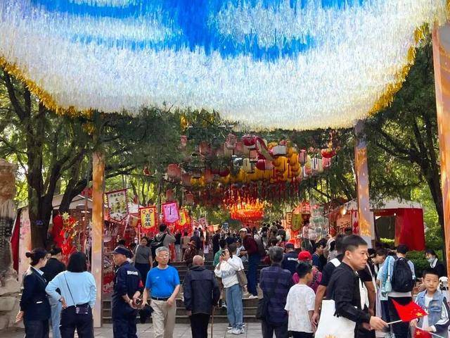 秋色满城 历下有约丨千佛山万众欢腾庆华诞