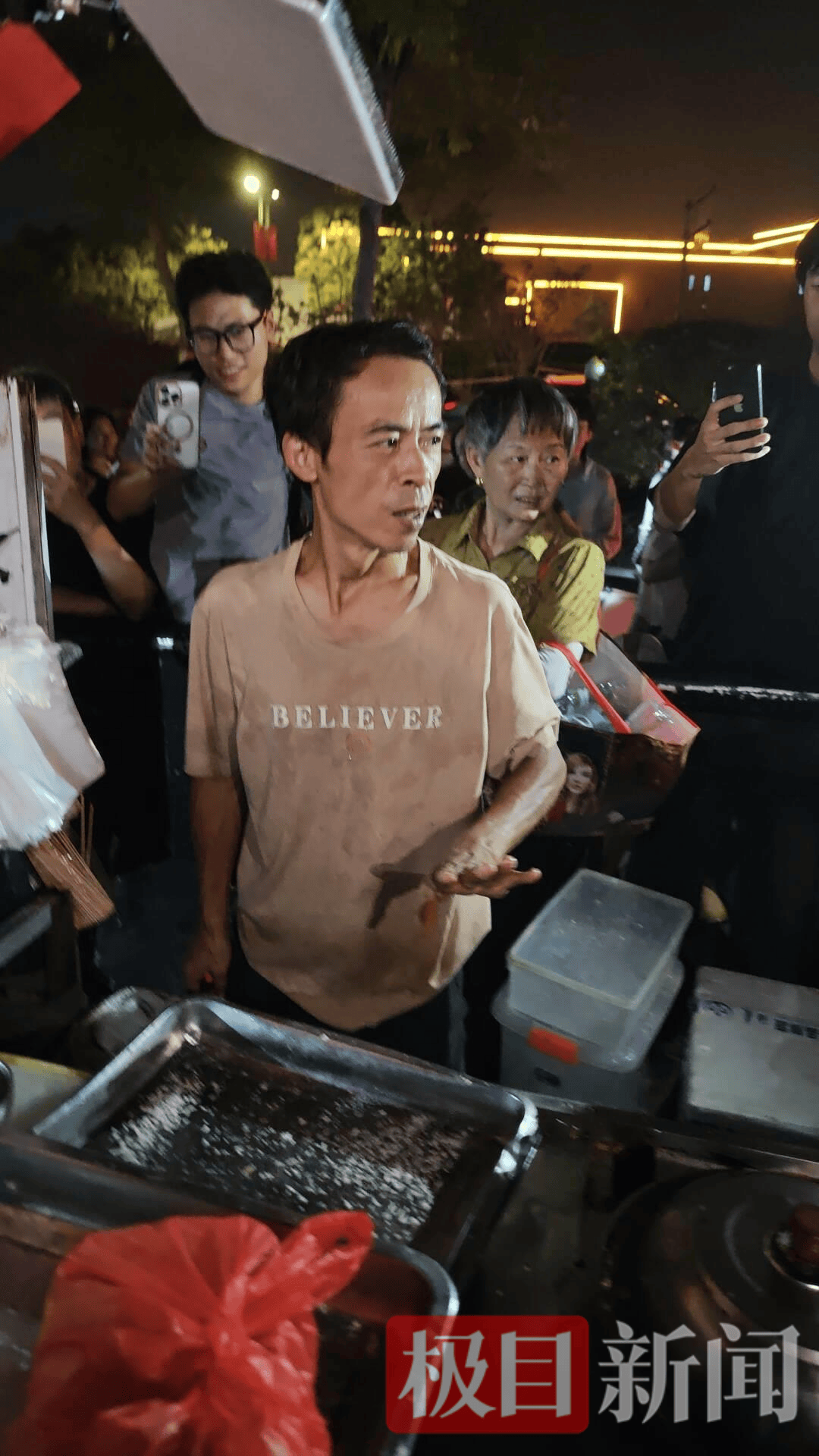 “我要窒息了”！“鸡排哥”被顾客围堵合影，无奈发声：把人按在墙角一点空气都没有了