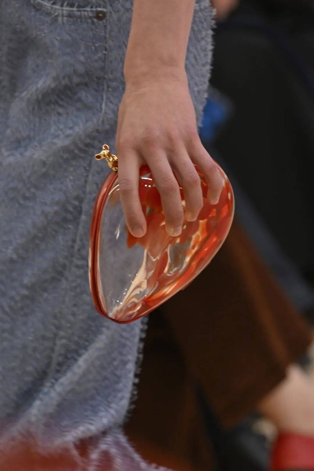 LOEWE新设计师首秀爆了，新配色太撩人！