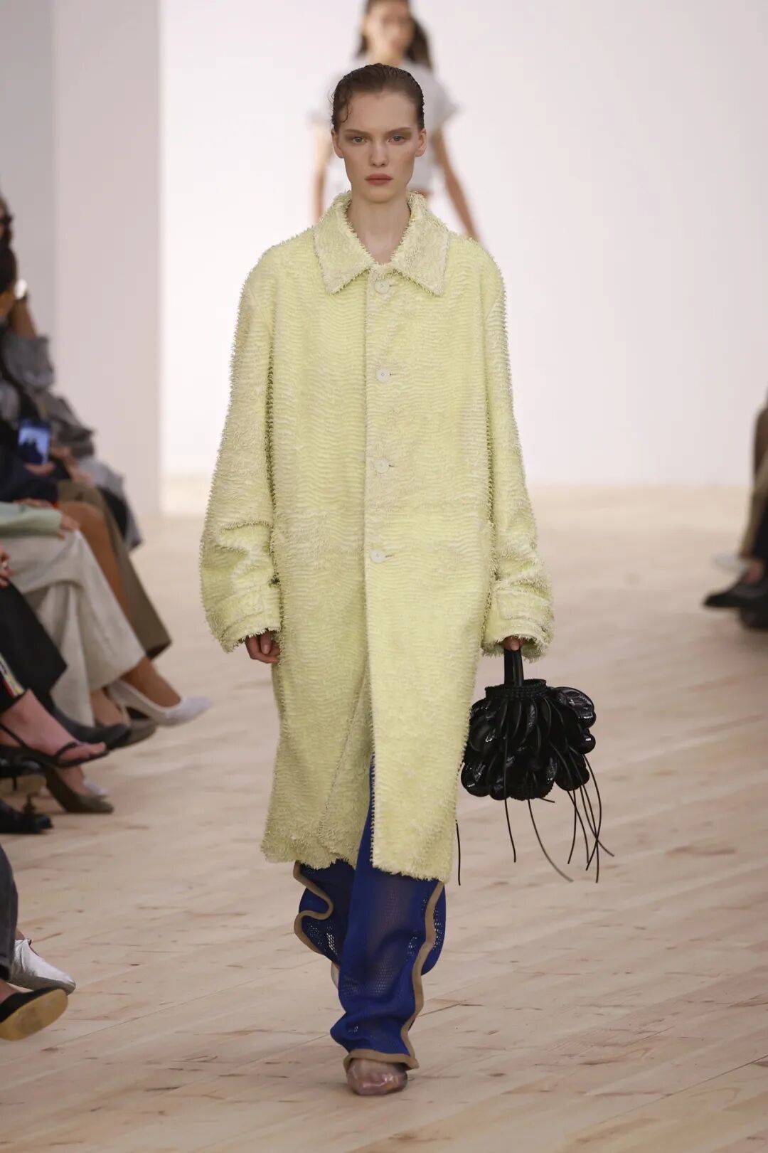 LOEWE新设计师首秀爆了，新配色太撩人！