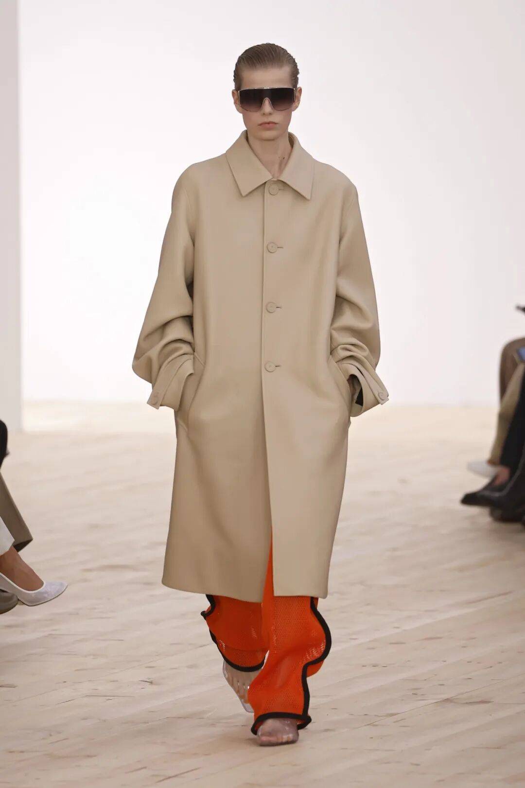 LOEWE新设计师首秀爆了，新配色太撩人！