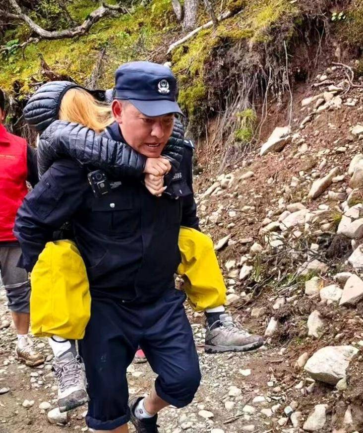 女游客在海拔4700多米山上昏迷失温，“搭子”不见踪影，民警跋涉2小时将其背下山
