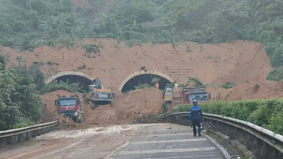 南友高速一隧道口山体滑坡