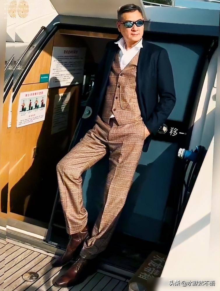 被"上海爷叔"街拍惊艳了:不染白发,穿裤爱戴帽,优雅又不做作