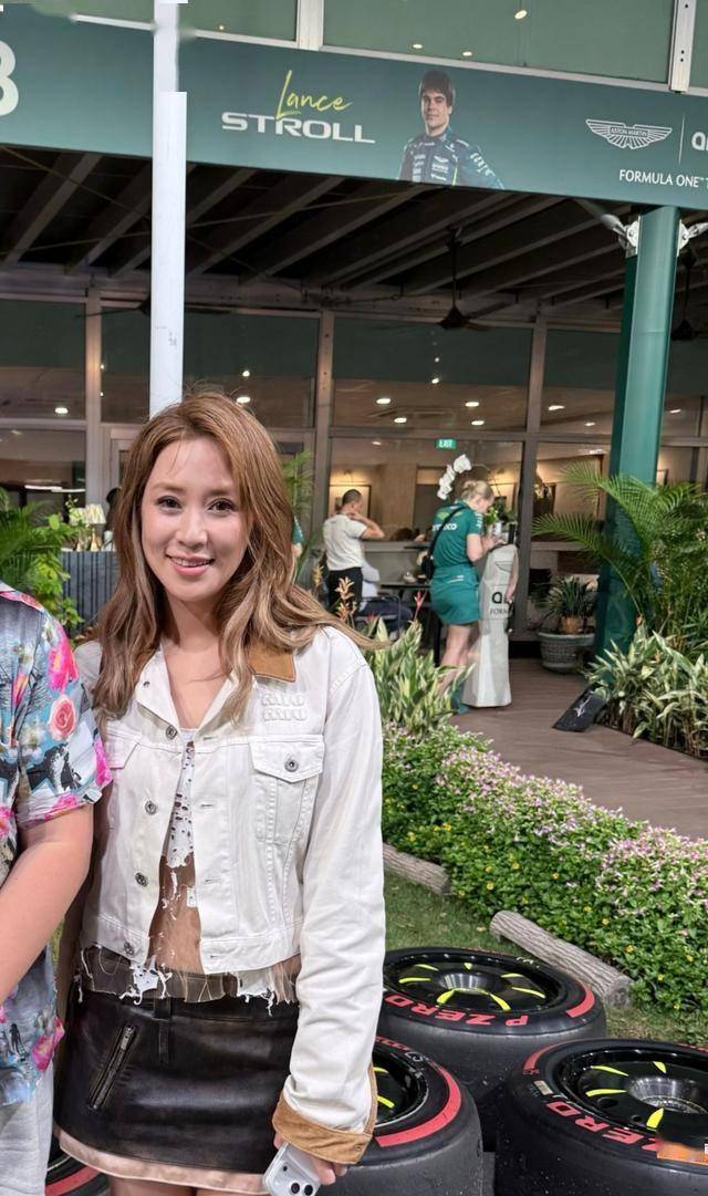 徐子淇与李家诚现身新加坡,火辣造型凸显好身材,大双眼皮不自然