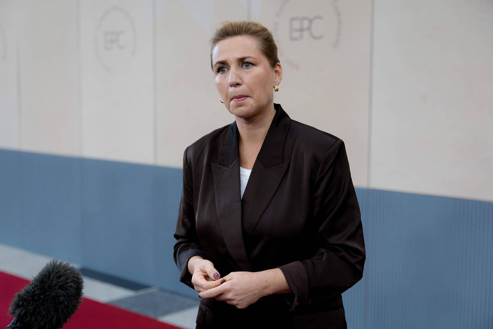 丹麦拟禁止15岁以下人群使用社媒，并提议免纸质书籍税：孩子应走出网络囚禁！-华闻时空