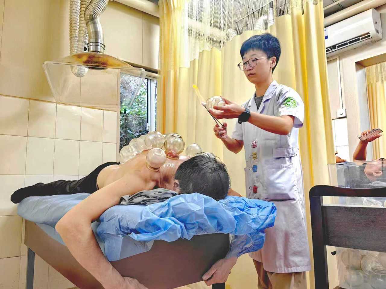 象山一乡村有位“艾”姑娘，她的“灸”手让600多位老人暖到心里