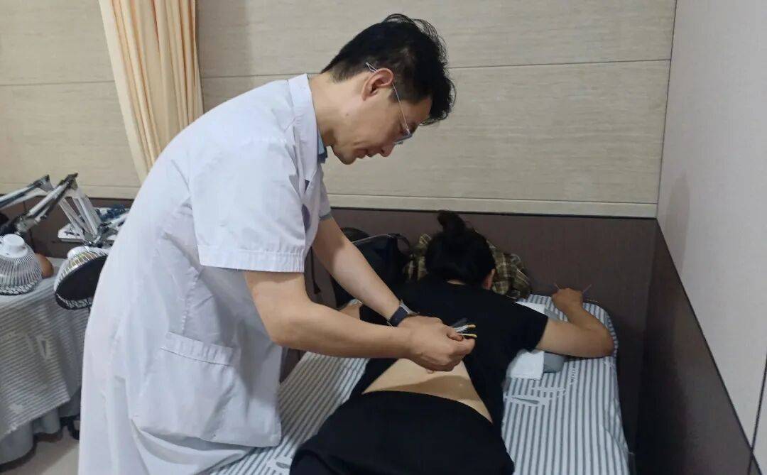 【节日我在岗】平凡因坚守而不凡 奉献因热爱而闪光——致敬每一位“双节”仍坚守在岗位上的中医人