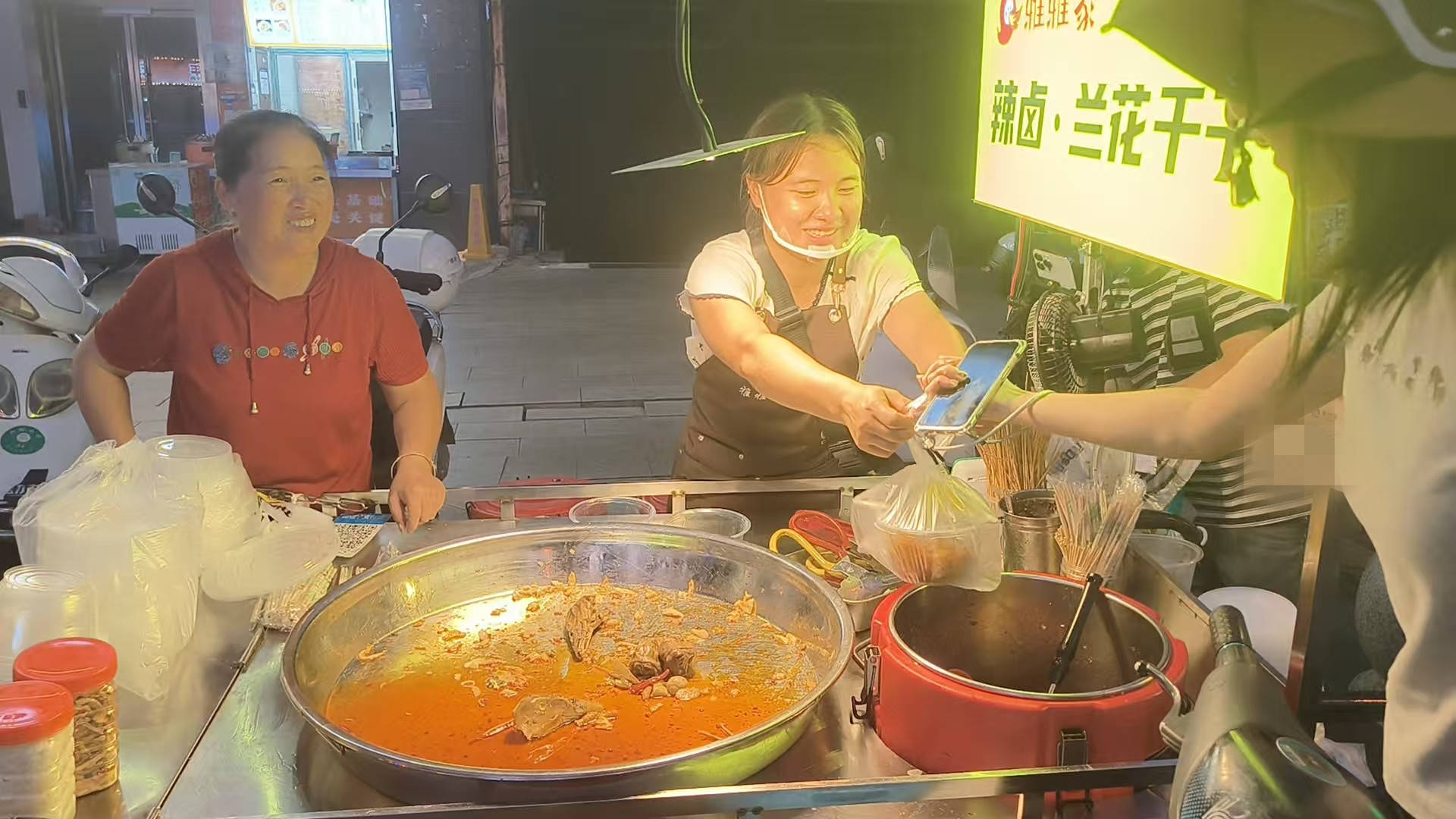 长沙女孩大口吃剩食意外带火爸妈的小摊，客人太多累懵！网友起哄：这下女儿汤都没得喝