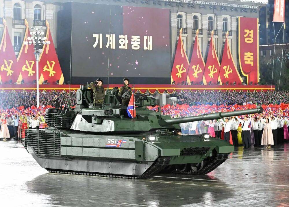 阅兵式上，朝鲜“最强核战略武器系统”亮相