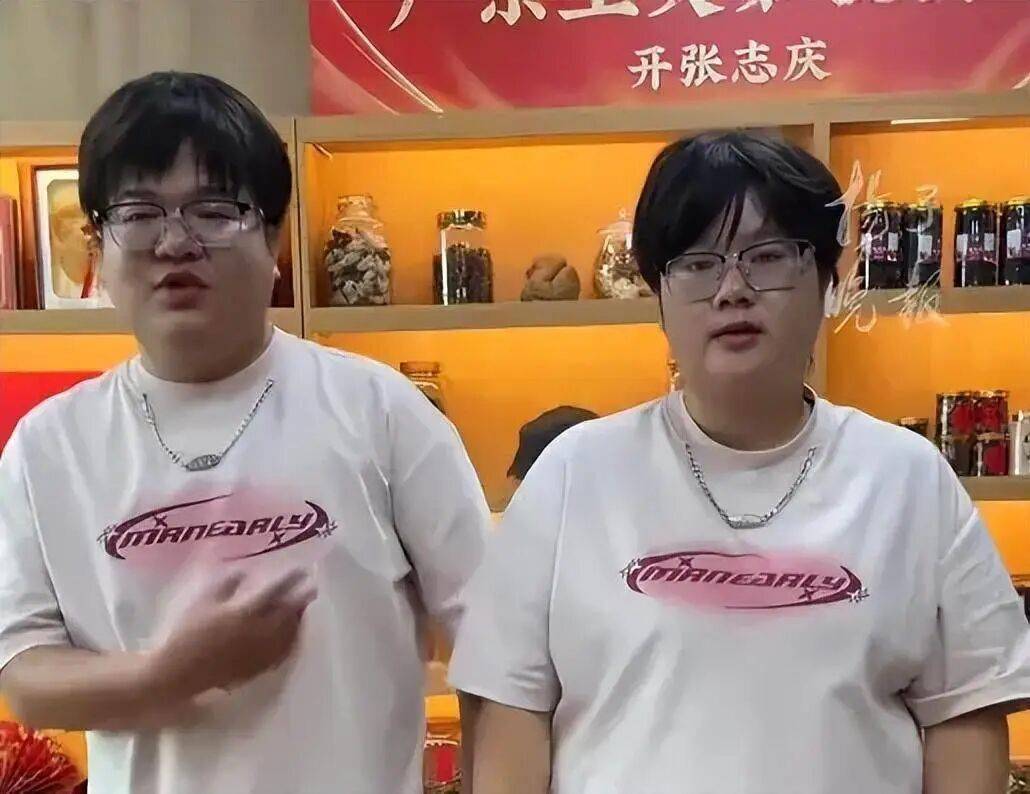 广东一对夫妻长“复制粘贴脸”走红！网友：双胞胎都不敢长这么像
